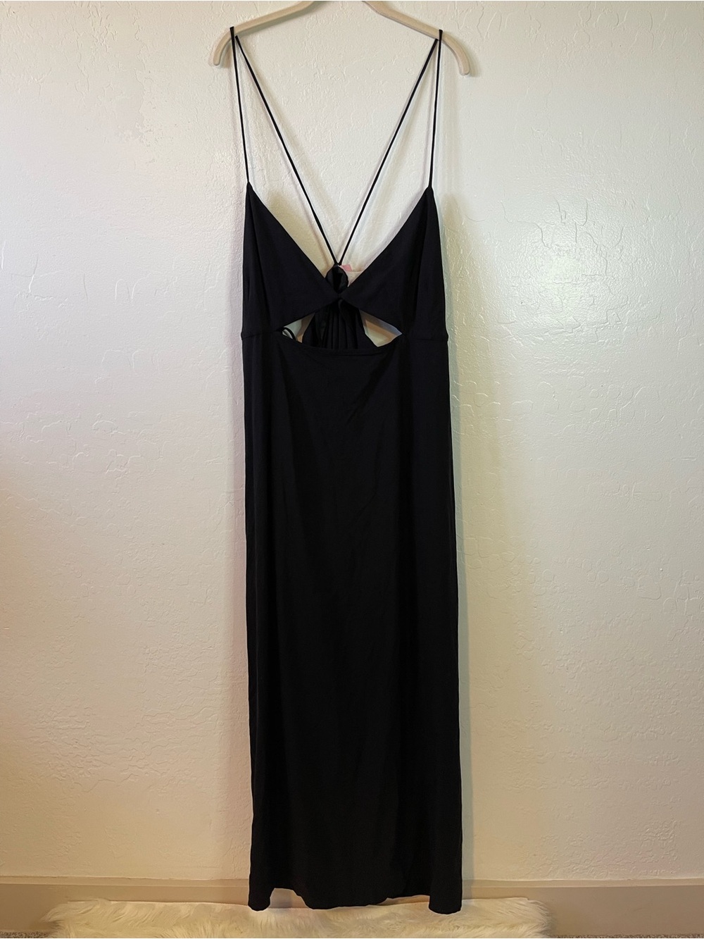 Elegant Black Backless Maxi Dress with Cutout Detail